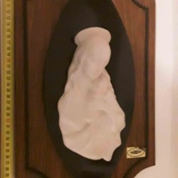 Scultura raffigurante la Madonna in gesso su base pallissandro 43,5x26 cm