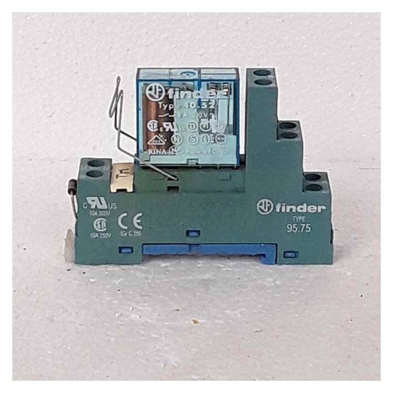 Finder type 9575 10A 250 volt con rele 24 volt type 4051