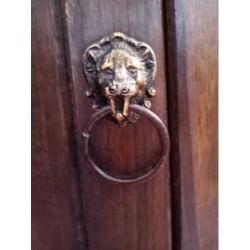 Minibar a forma di botte in legno e bronzo